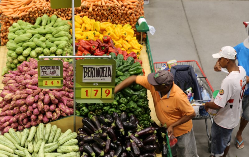 © Reuters. FILE PHOTO -  Consumers shop for food at a market in Sao Paulo