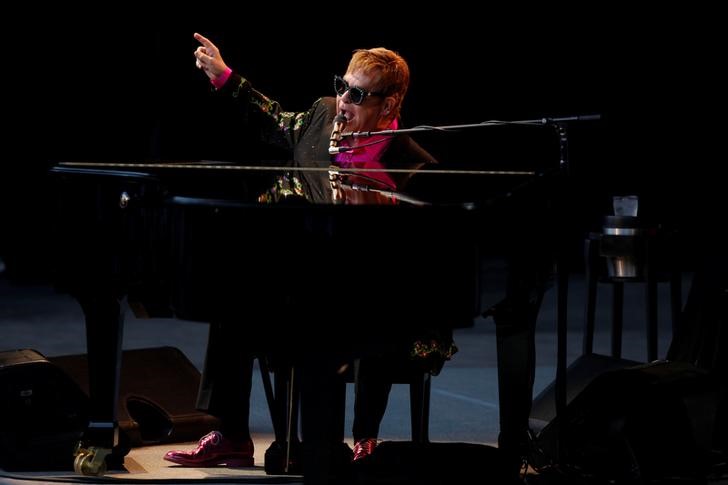 © Reuters. Músico britânico Elton John durante concerto em Marbella