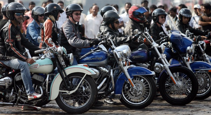 © Reuters. Employees of Harley Davidson and biking enthusiasts prepare to ride in Mumbai