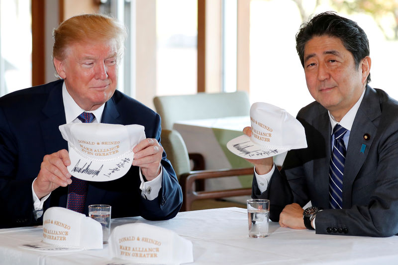 © Reuters. Trump y Abe exhiben su afinidad durante un encuentro de dos días en Japón