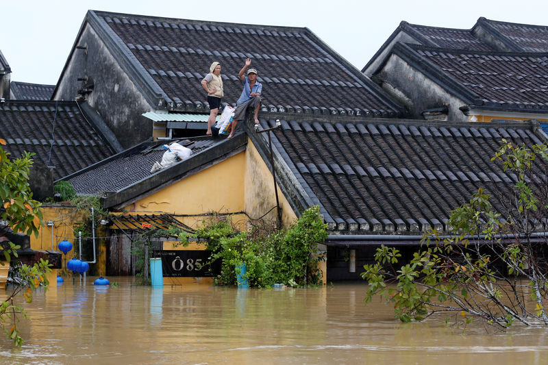 © Reuters. Al menos 61 muertos por un tifón en Vietnam; hay presas a punto de desbordarse