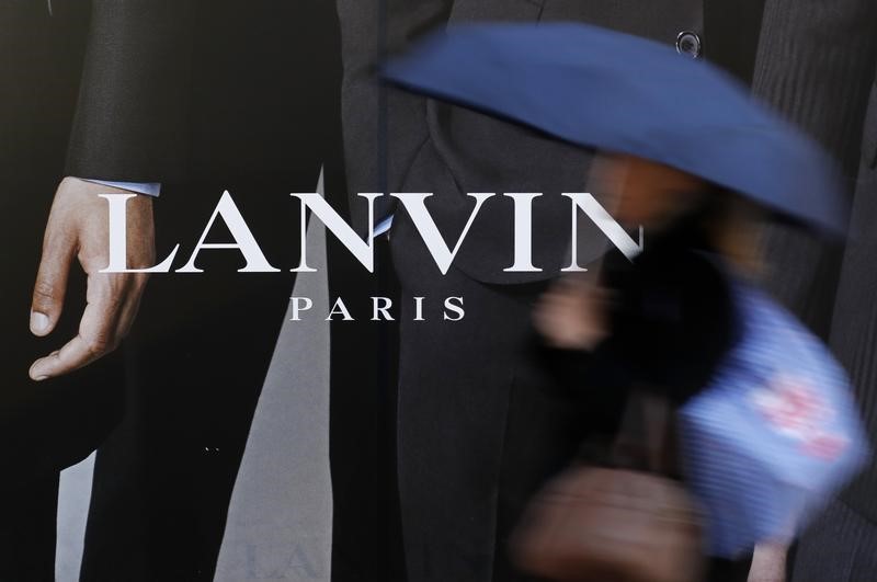 © Reuters. FILE PHOTO - A woman walks past a Lanvin store in Paris