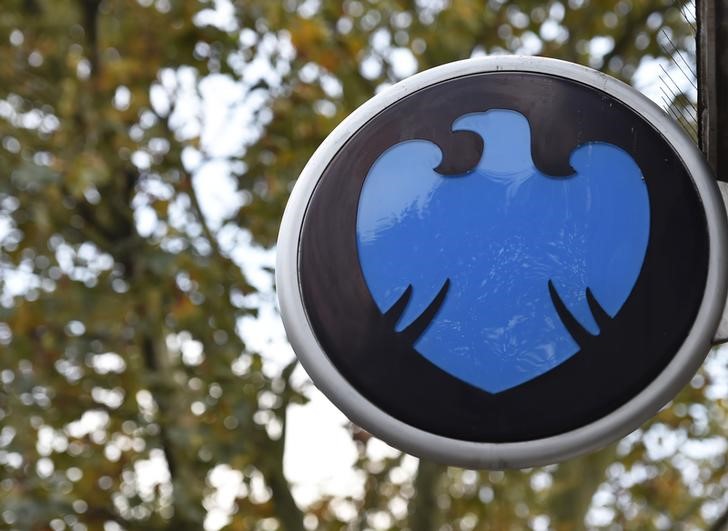 © Reuters. FILE PHOTO - The Barclays logo is seen outside a branch of the bank in central London