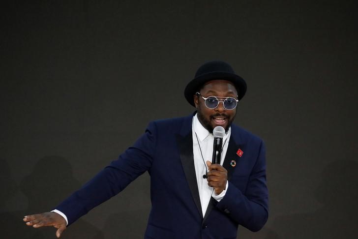 © Reuters. FILE PHOTO - Will.i.am speaks at Gates Foundation Goalkeepers event in New York