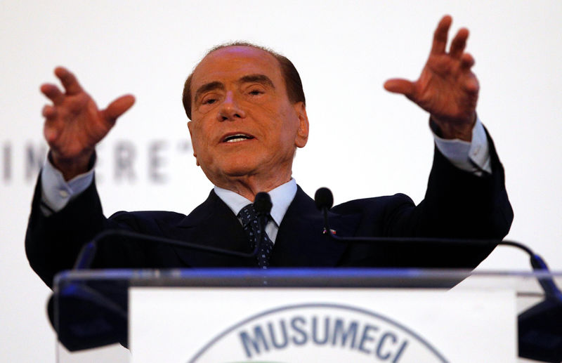 © Reuters. Silvio Berlusconi faz discurso em comício em Catania