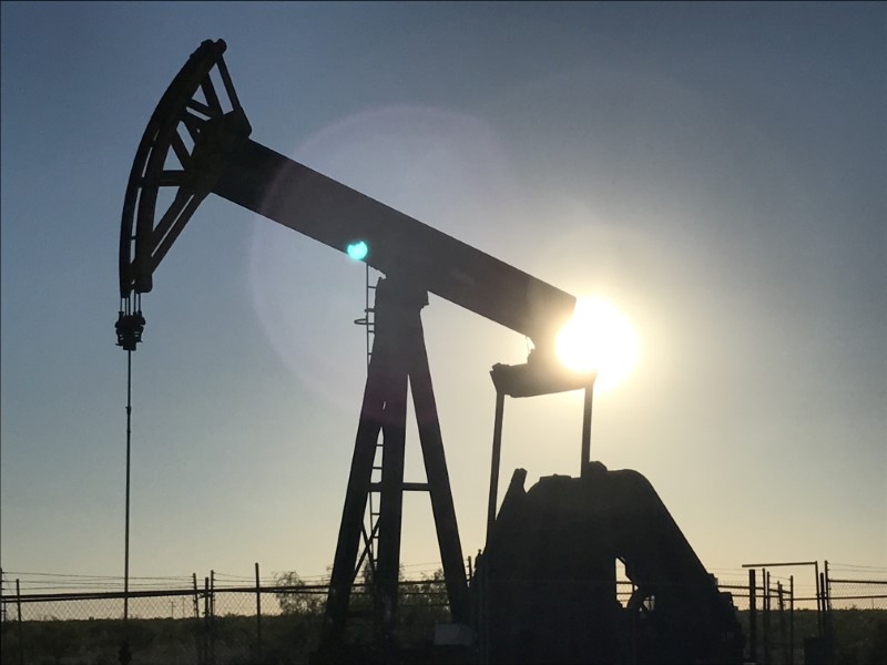 © Reuters. An oil rig drilling a well at sunrise near Midland, Texas