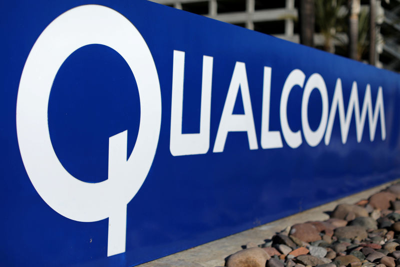 © Reuters. FILE PHOTO: A sign on the Qualcomm campus is seen, as chip maker Broadcom Ltd announced an unsolicited bid to buy peer Qualcomm Inc for $103 billion, in San Diego