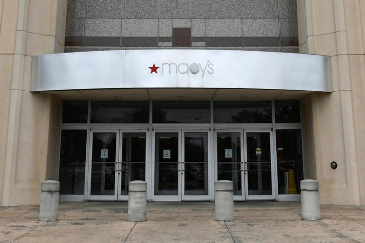 © Reuters. FILE PHOTO: The entrance to a Macy's department store is seen in Austin