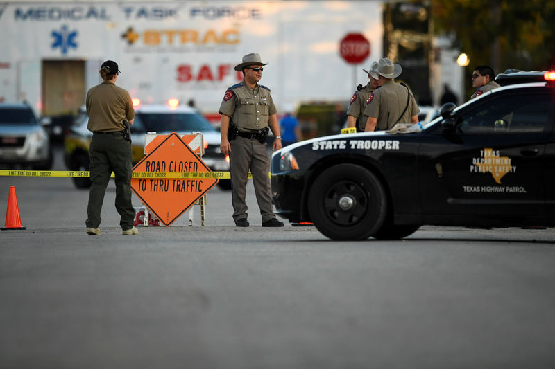 © Reuters. Agentes cerca de la Primera Iglesia Bautista después de un tiroteo masivo en Sutherland Springs, Texas