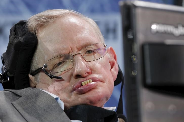 © Reuters. Stephen Hawking dice que la tecnología podría acabar con la pobreza, pero pide precauciones