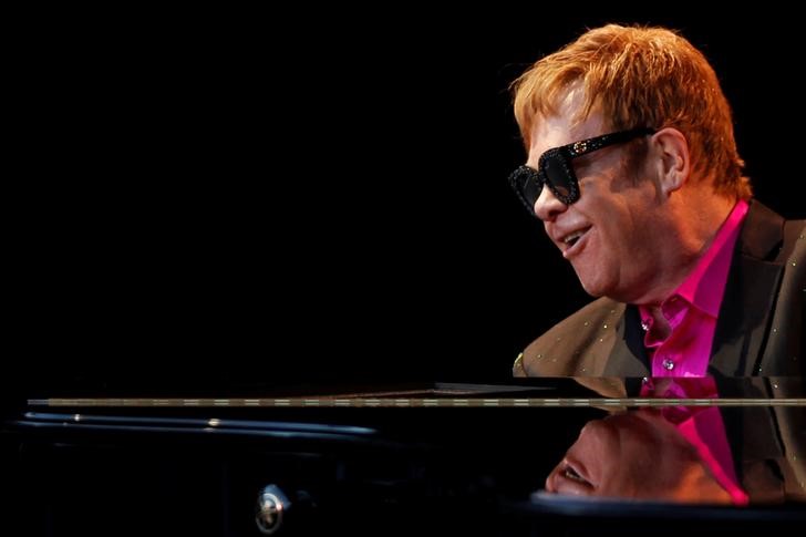 © Reuters. Harvard premia a Elton John por su trabajo en la lucha contra el VIH/sida