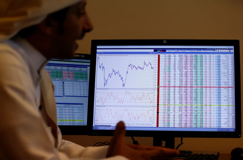 © Reuters. Un inversor gesticula frente a un monitor con información bursátil en Riad