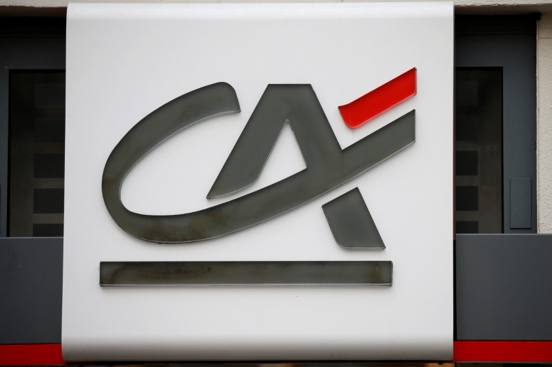 © Reuters. A logo is pictured on a Credit Agricole bank branch in Paris