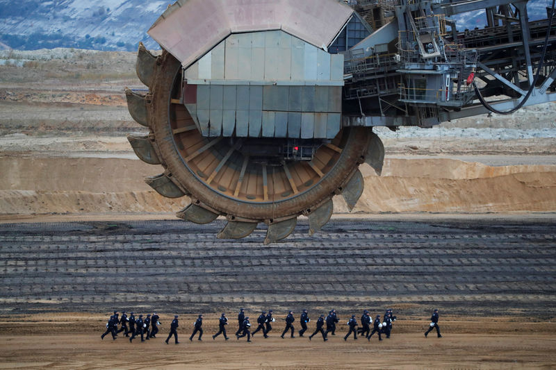 © Reuters. Demonstration against open-cast brown coal mining of Garzweiler, northwest of Cologne