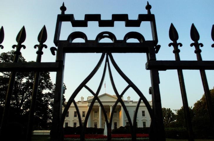 © Reuters. Casa Branca é vista através do portão principal em Washington