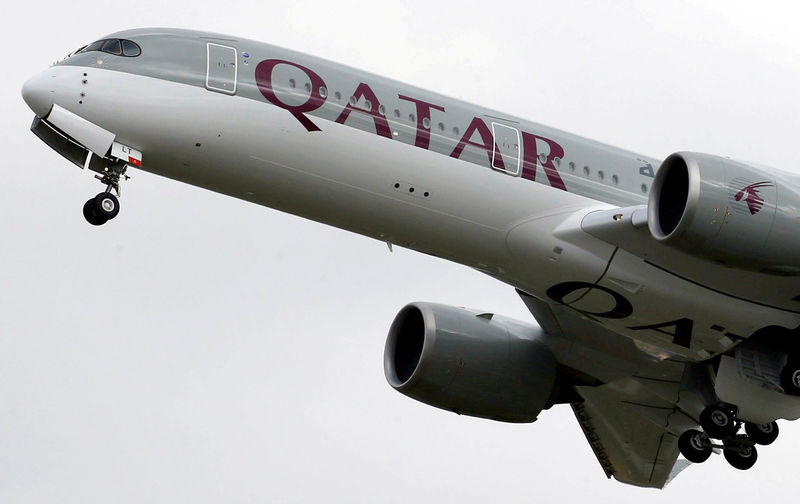 © Reuters. FILE PHOTO: A Qatar Airlines Airbus A350 aircraft takes off in Colomiers near Toulouse