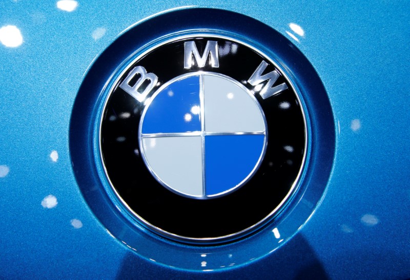 © Reuters. A BMW logo is seen on a car during the 87th International Motor Show at Palexpo in Geneva