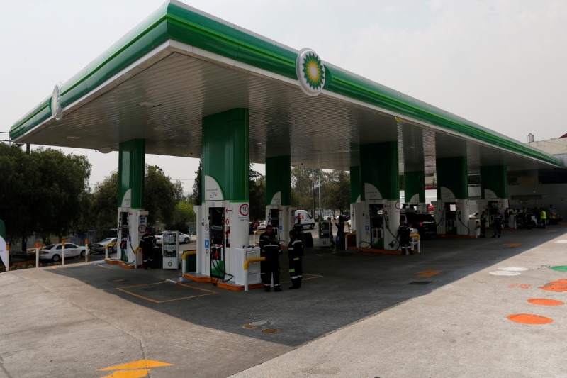 © Reuters. FILE PHOTO: General view of a new BP petrol station on the outskirts of Mexico City, Mexico