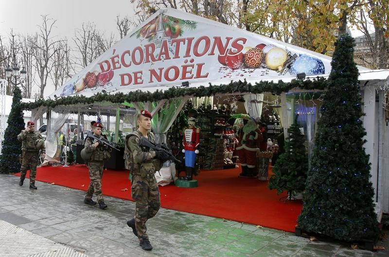 © Reuters. LES FORAINS POURSUIVENT LES OPÉRATIONS ESCARGOT AUTOUR DE PARIS