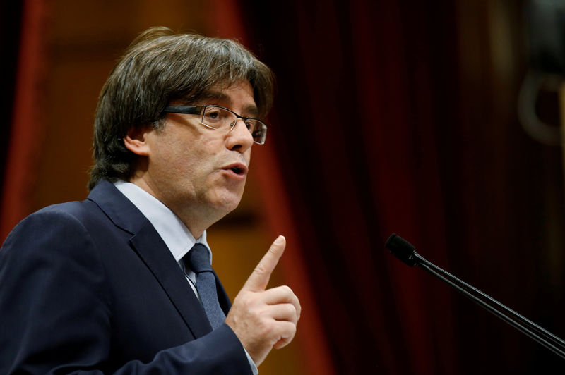 © Reuters. Líder destituído da Catalunha, Carles Puigdemont, fala no Parlamento catalão em Barcelona, na Espanha