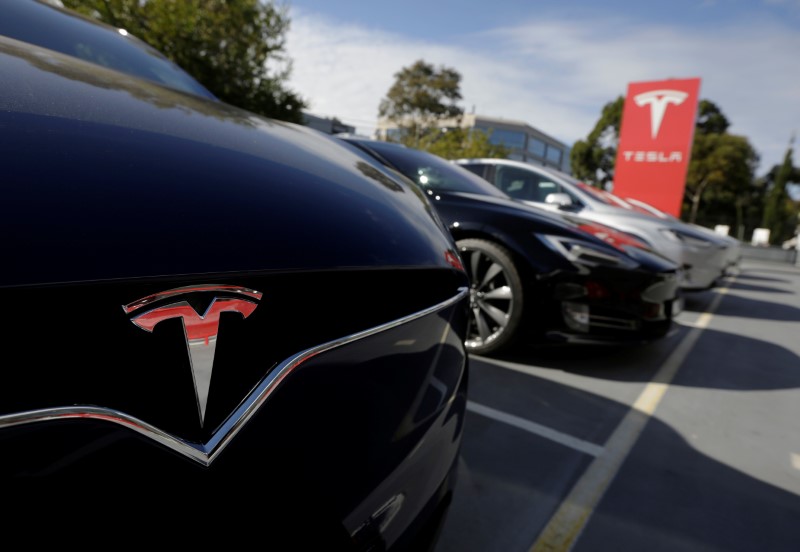 © Reuters. A Tesla Model X is photographed alongside a Model S at a Tesla electric car dealership in Sydney