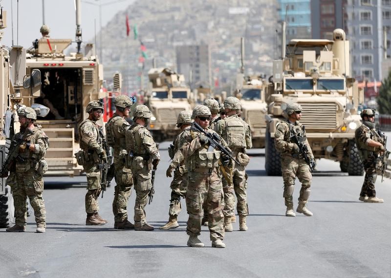 © Reuters. La OTAN acuerda enviar más tropas a Afganistán