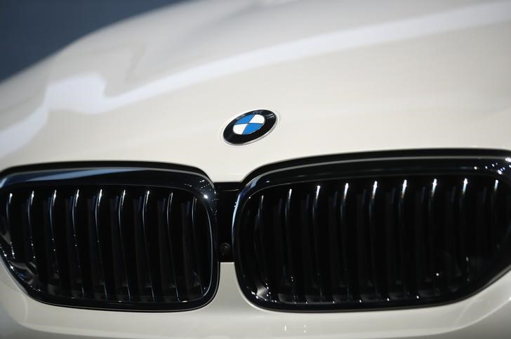 © Reuters. The logo of BMW before the company's annual news conference in Munich