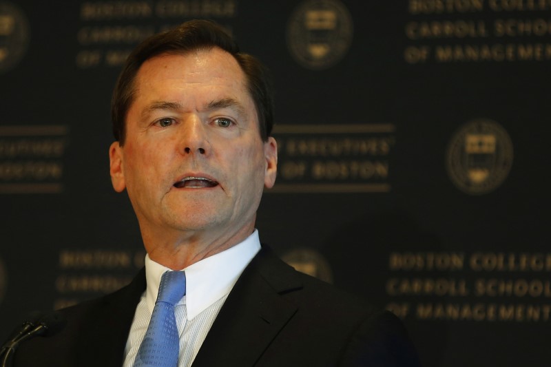 © Reuters. Jay Hooley, CEO of State Street Corporation, introduces Dan Akerson, CEO of General Motors, for a speech at the Boston College Chief Executives' Club of Boston luncheon in Boston