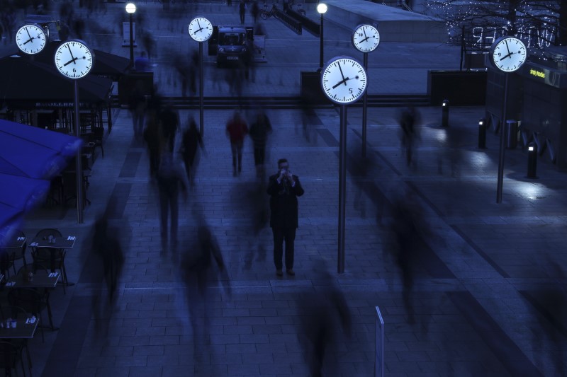 © Reuters. Workers walk to work during the morning rush hour in the financial district of Canary Wharf in London