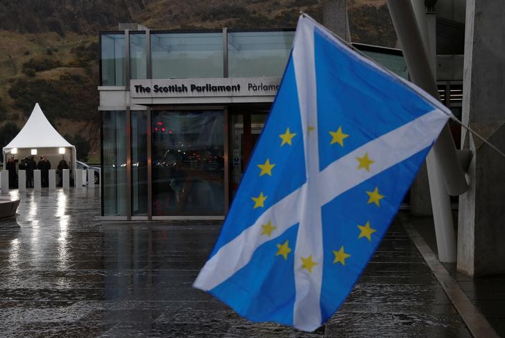 © Reuters. Bandeira da Escócia é vista fora do Parlamento Escocês em Edimburgo, Escócia