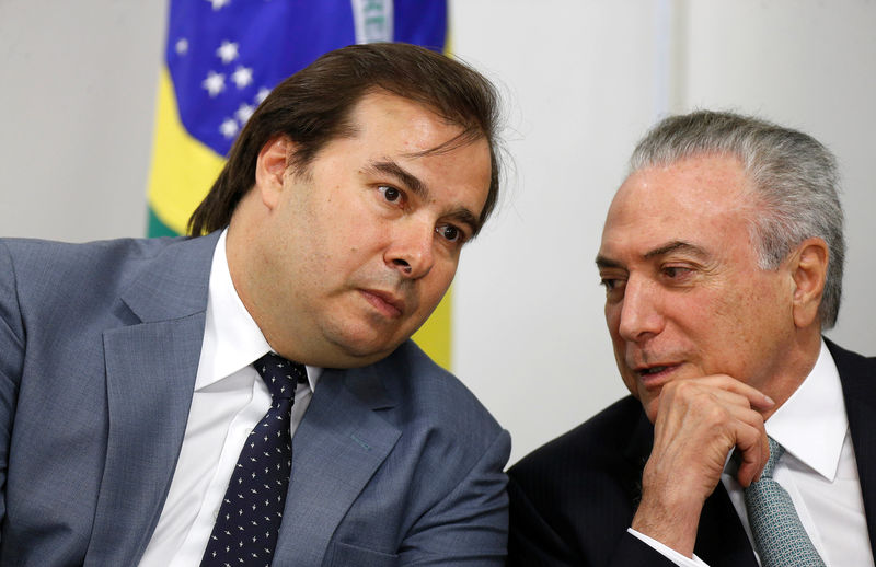 © Reuters. Presidente Michel Temer fala com presidente da Câmara dos Deputados, Rodrigo Maia, durante cerimônia no Palácio do Planalto, em Brasília