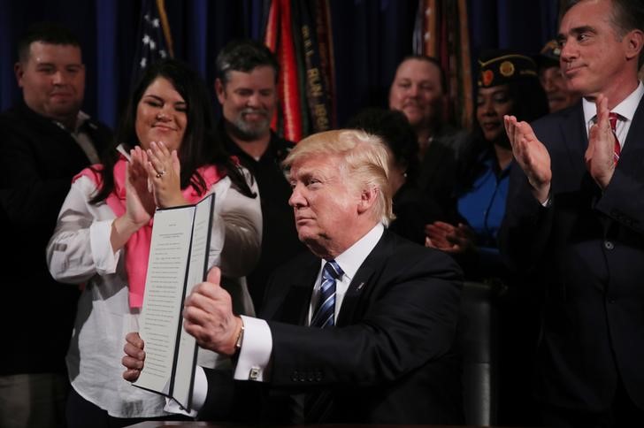 © Reuters. U.S. President Trump displays VA Executive Order at the Veterans Affairs Department in Washington