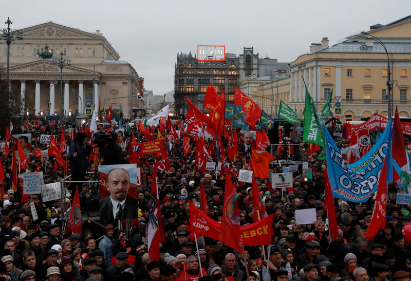 © Reuters. Demonstrators attend a rally held by Russian Communist party to mark the Red October revolution's centenary in central Moscow