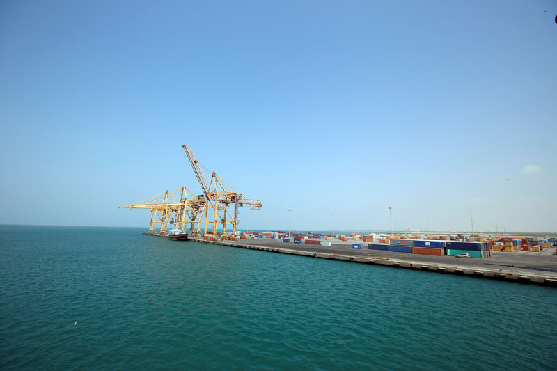 © Reuters. Vista do porto de Hodeida, no Iêmen