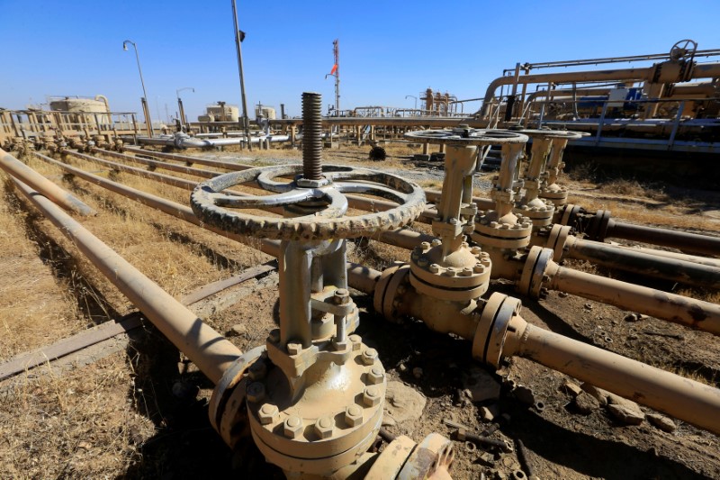 © Reuters. النفط يتراجع من أعلى مستوى في عامين ونصف، والسوق تركز على السعودية