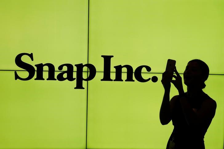 © Reuters. SNAP DÉÇOIT AVEC SON NOMBRE D'UTILISATEURS