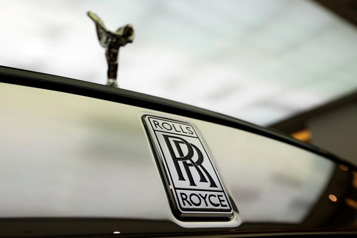 © Reuters. FILE PHOTO - The Rolls Royce logo is seen on a car at a Rolls Royce shop at Siam Paragon mall in Bangkok