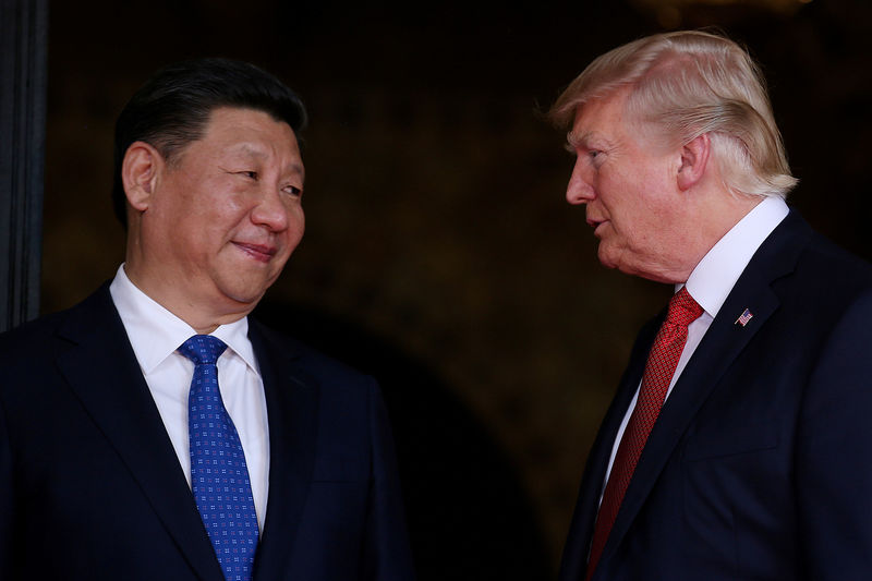 © Reuters. FILE PHOTO: U.S. President Donald Trump welcomes Chinese President Xi Jinping at Mar-a-Lago state in Palm Beach, Florida, U.S.