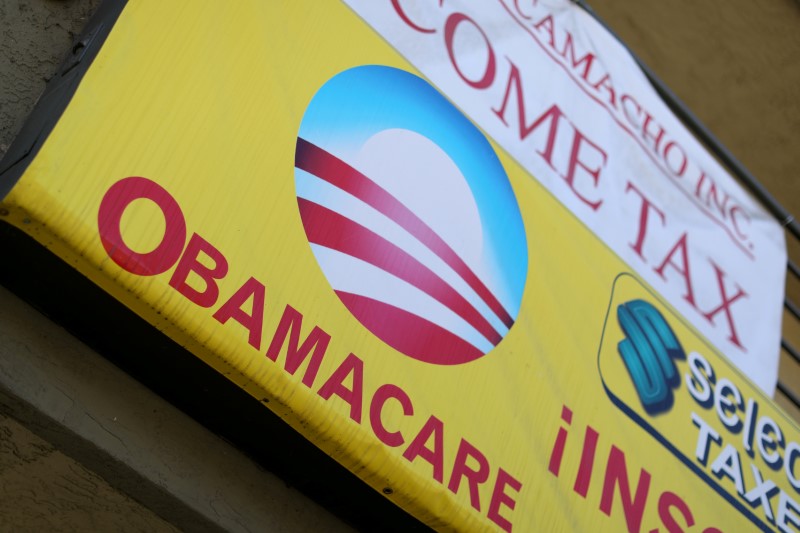 © Reuters. FILE PHOTO: A sign on an insurance store advertises Obamacare in San Ysidro