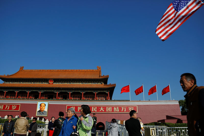 © Reuters. U.S. flag flutters near a portrait of late Chinese Chairman Mao Zedong at the Tiananmen gate ahead of the visit by U.S. President Donald Trump to Beijing