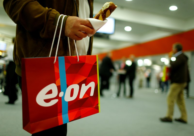 © Reuters. FILE PHOTO: A shareholder carries a bag with the logo of E.ON during the company's annual shareholders meeting in Essen
