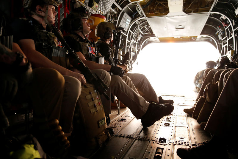 © Reuters. Membros do Serviço Secreto norte-americano em helicóptero com o presidente dos Estados Unidos, Donald Trump, em tentativa frustrada de visitar a zona desmilitarizada entre a Coreia do Sul e Coreia do Norte