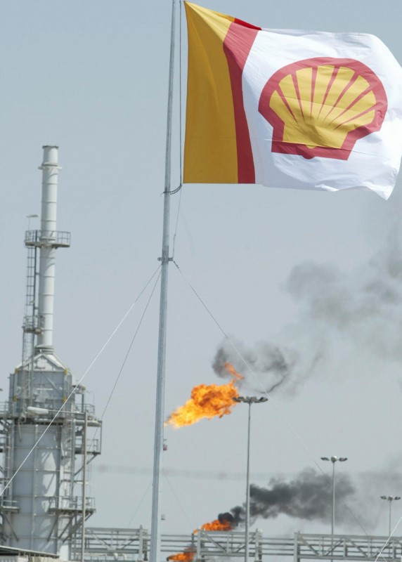 © Reuters. FILE PHOTO: A view of Iraq's Majnoon oilfield in Basra