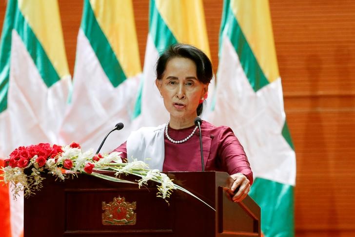 © Reuters. Líder de Mianmar, Aung San Suu Kyi, durante discurso em Naypyidaw