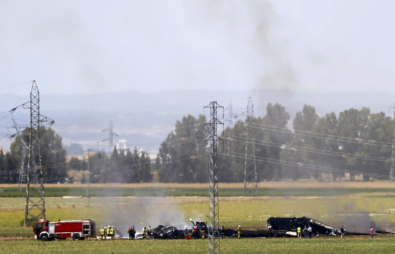 © Reuters. FILE PHOTO: The remains of Airbus A400M are seen after crashing in a field near the Andalusian capital of Seville