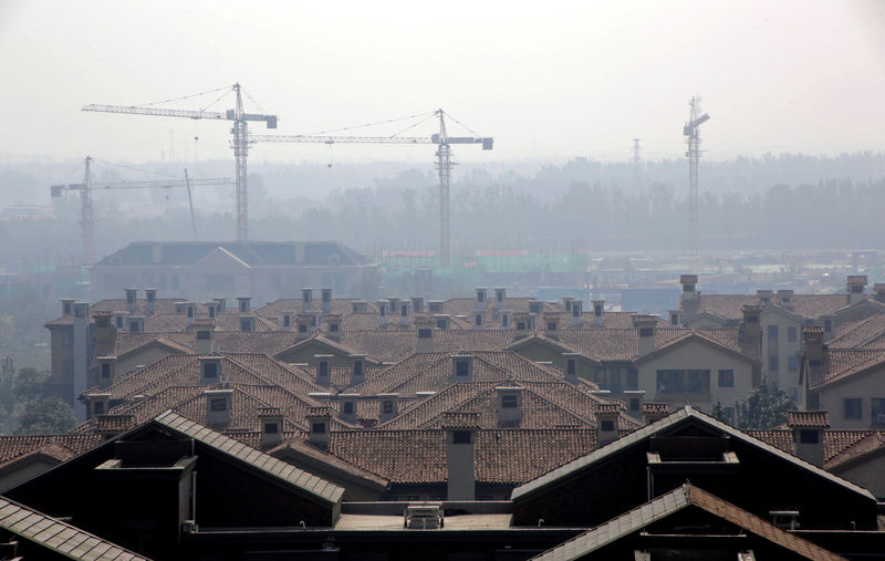 © Reuters. FILE PHOTO: Apartment blocks are pictured in Wuqing District of Tianjin