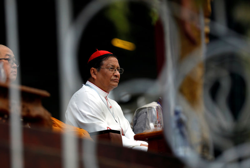 © Reuters. كاردينال ميانمار يدعو البابا فرنسيس لتجنب استخدام تعبير "الروهينجا"