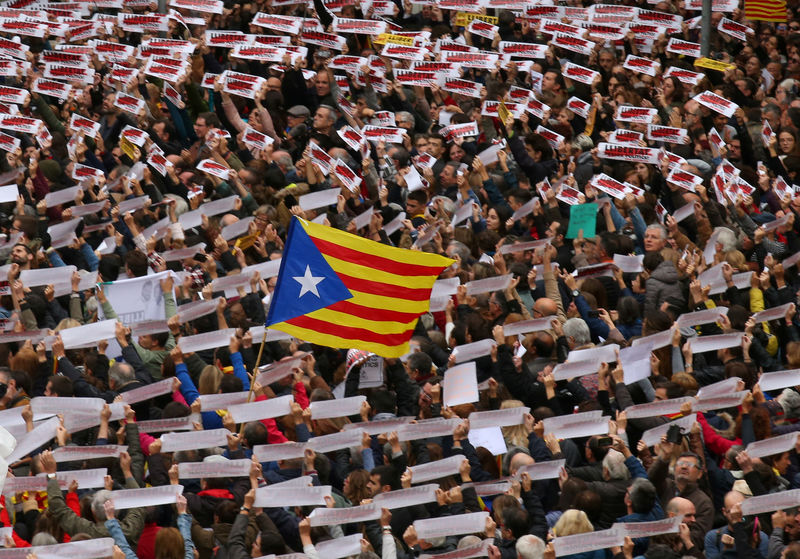 © Reuters. Protesters gather in Sant Jaume square at a demonstration during a partial regional strike in Barcelona