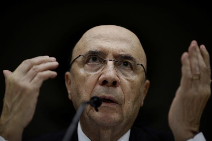 © Reuters. Ministro da Fazenda, Henrique Meirelles, durante coletiva de imprensa, em Brasília