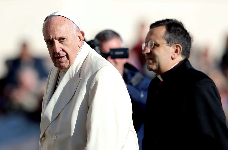 © Reuters. Papa Francisco chega à Praça São Pedro, no Vaticano